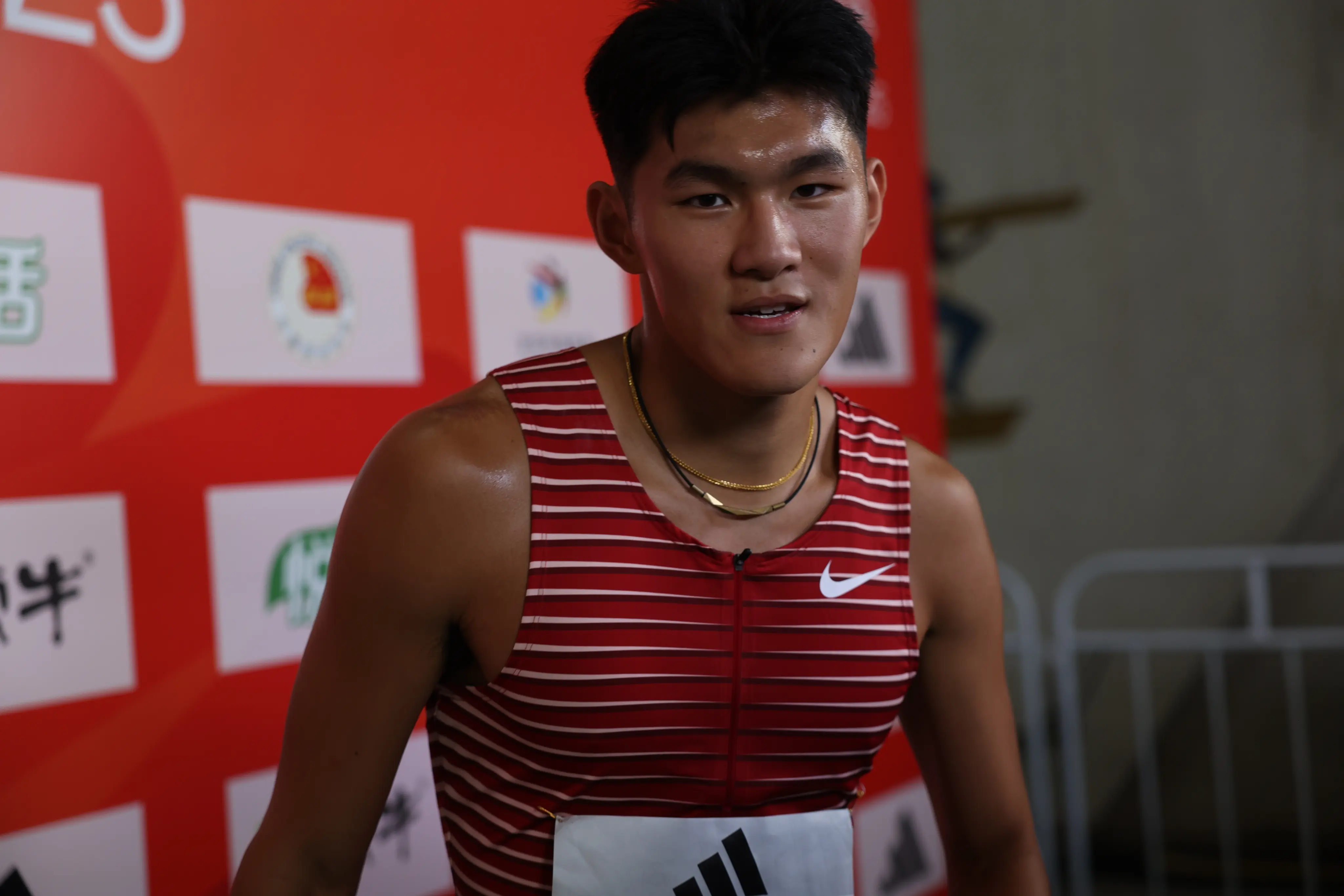 左三, 罗斯以 左三, 罗斯以